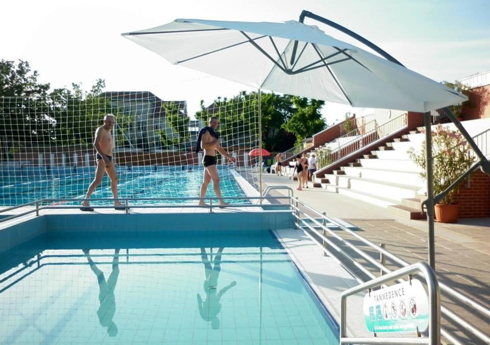 Cvse Clubhaz Es Panzio Bed and Breakfast Cegléd Εξωτερικό φωτογραφία